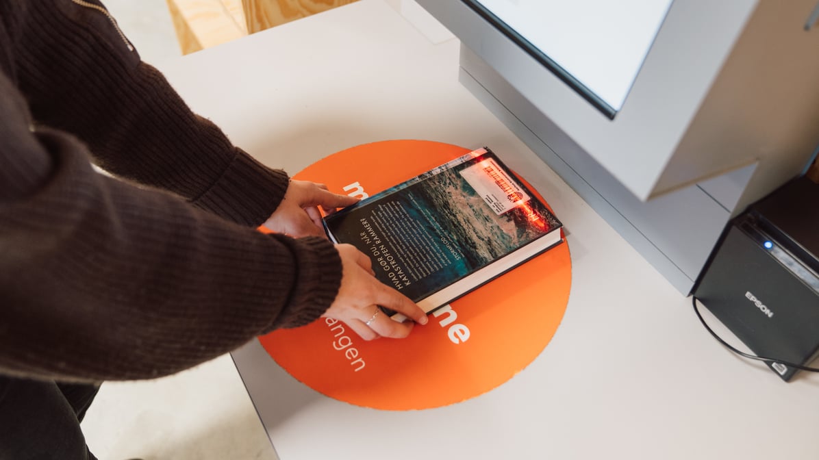 IMG7195_01_DK_Girl-scanning-book